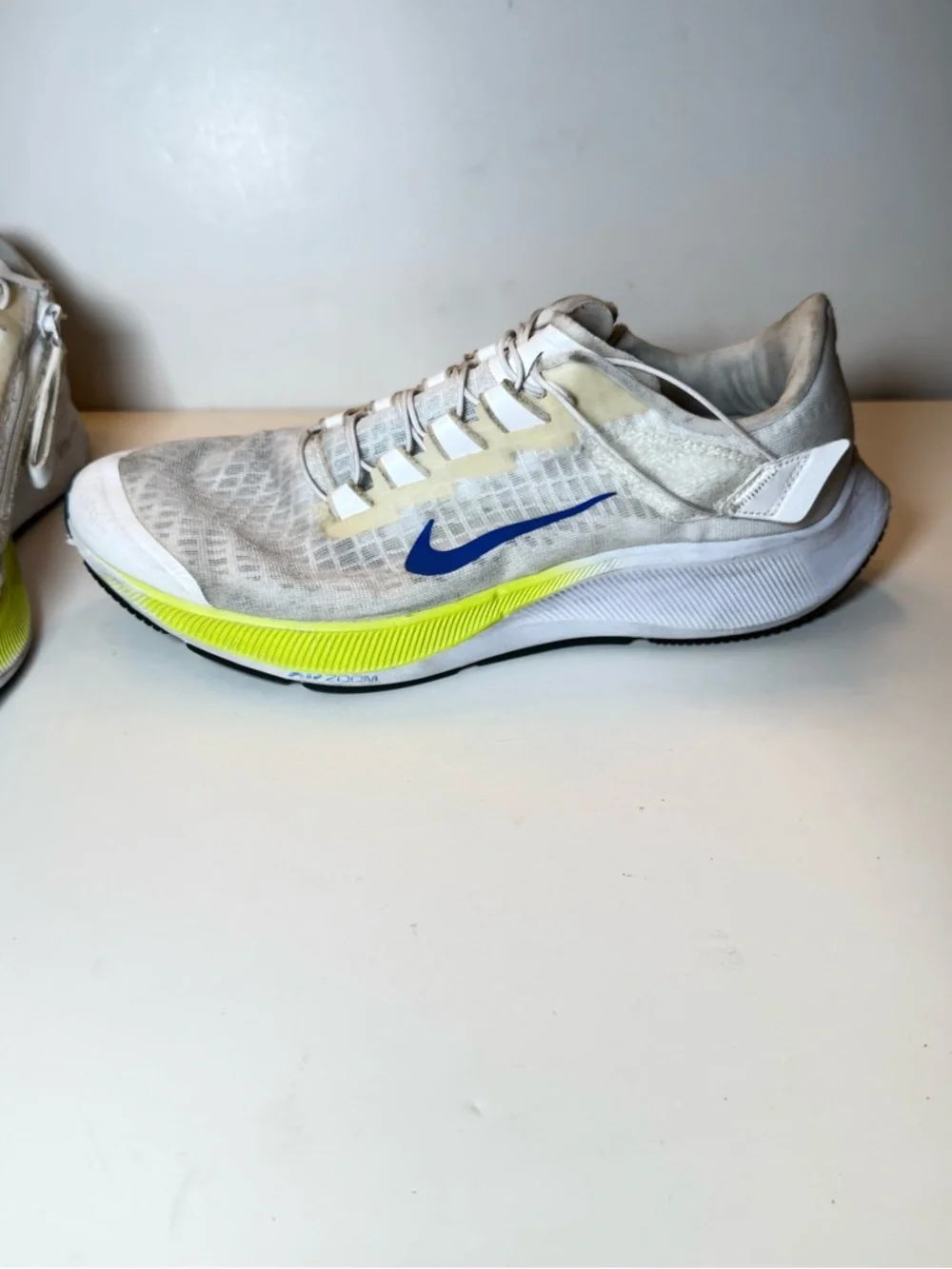 Nike Men's White and Blue Boat-Style Running Shoes with Yellow Accents